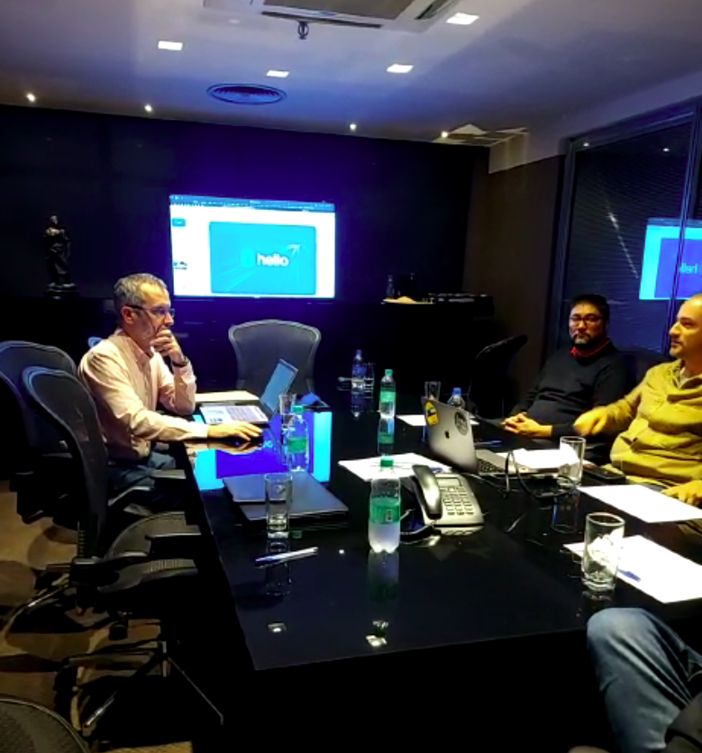 svg+xml;charset=utf em Hello Marketing B2B e SaaS svg+xml;charset=utf no Hello Mídia