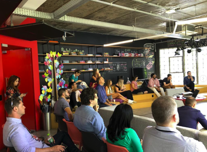 svg+xml;charset=utf em Hello Marketing B2B e SaaS svg+xml;charset=utf no Hello Mídia