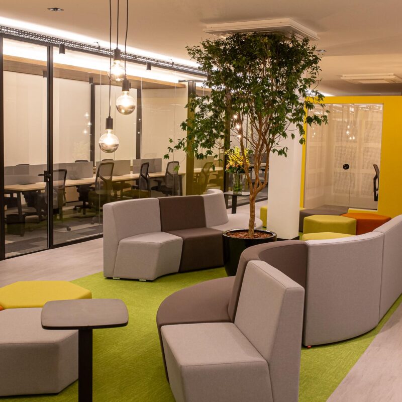 cavaletti mobiliario corporativo em O Desafio das Empresas de Mobiliário Corporativo: Equilibrar B2C, B2B e Branding em um Mercado Cada Vez Mais Digital Mobiliário Corporativo